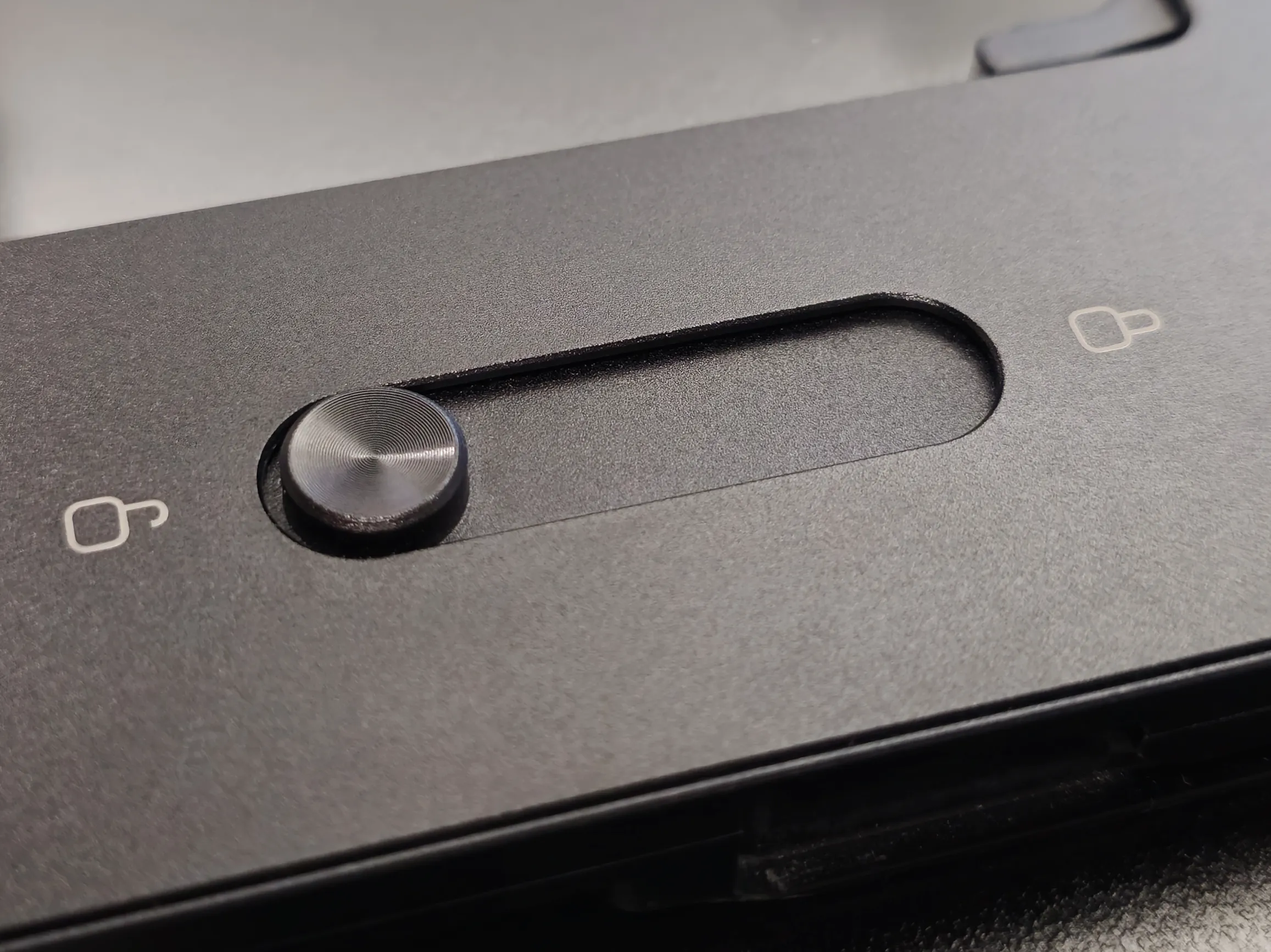 Ocus M tray lock slider